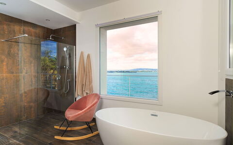 Sea Art Villa: Interieur Ontwerp, Flooring, Loodgieterswerkinrichting, Badkamer, Verdieping, Hout, Meubilair, Verlichting, Loodgieter, Plafond