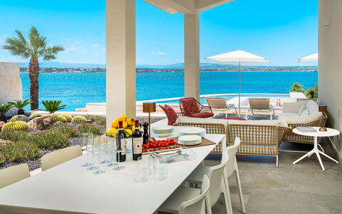 Sea Art Villa: Meubilair, Stoel, Toevlucht, Tafel, Buitenmeubels, Appartement, Zee, Schaduw, Eco Hotel, Balkon