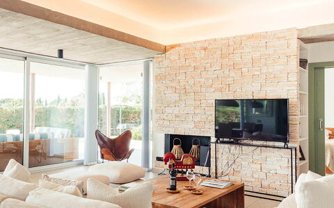 Villa Neper: Meubilair, Muur, Interieur Ontwerp, Flooring, Hout, Woonkamer, Bankstel, Verdieping, Plafond, Stenen Muur
