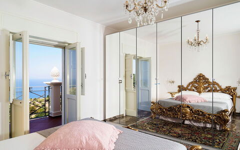Blue Star Villa: Meubilair, Interieur Ontwerp, Slaapkamer, Muur, Bed, Flooring, Verdieping, Kamer, Textiel, Bedding