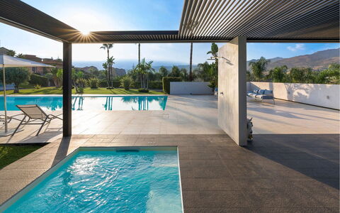 Villa Inga: Zwembad, Toevlucht, Eco Hotel, Schaduw, Samengesteld Materiaal, Plafond, Landgoed, Buitenmeubels, Villa, Outdoor Structuur