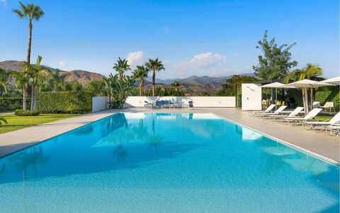 Villa Inga: Blauw, Zwembad, Toevlucht, Buitenmeubels, Eco Hotel, Schaduw, Vrije Tijd, Ligstoel, Stoel