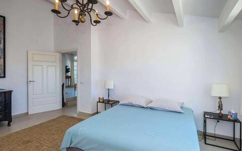 Finca Design: Meubilair, Bed, Slaapkamer, Interieur Ontwerp, Verdieping, Flooring, Bedding, Hout, Laken, Plafond