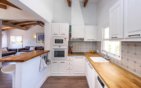 Villa Alejandra: Keuken, Countertop, Meubilair, Cabinetry, Toestel Van De Keuken, Interieur Ontwerp, Flooring, Major Appliance, Hout, Verdieping