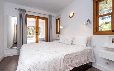 Villa Alejandra: Interieur Ontwerp, Muur, Bed, Slaapkamer, Hout, Meubilair, Plafond, Flooring, Huis, Verdieping