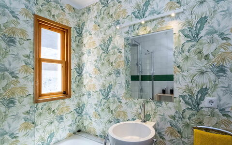 Villa Alejandra: Loodgieterswerkinrichting, Badkamer, Wastafel In De Badkamer, Tegel, Wastafel, Behang, Loodgieter, Kraan, Kamerplant