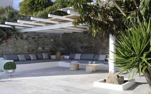 Villa Andy: Meubilair, Buitenmeubels, Schaduw, Stoel, Buitentafel, Beton, Bloempot, Patio, Tuin