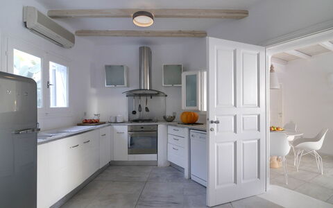 Villa Andy: Flooring, Interieur Ontwerp, Meubilair, Hout, Countertop, Keuken, Plafond, Verdieping, Toestel Van De Keuken, Cabinetry