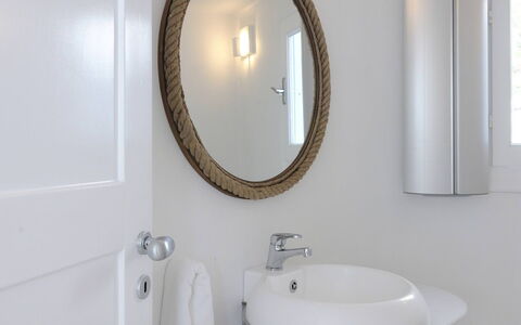 Villa Andy: Wastafel In De Badkamer, Loodgieterswerkinrichting, Spiegel, Interieur Ontwerp, Badkamer, Wastafel, Verlichting, Kraan, Lichte Inrichting, Loodgieter