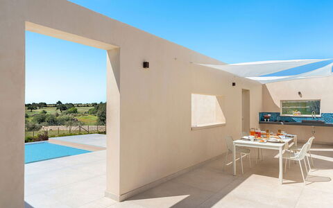 Villa Bruna: Verdieping, Flooring, Meubilair, Samengesteld Materiaal, Schaduw, Buitenmeubels, Stoel, Zwembad, Patio, Ontwerp