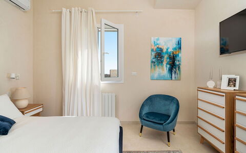 Villa Bruna: Meubilair, Interieur Ontwerp, Flooring, Verdieping, Hout, Kamer, Textiel, Slaapkamer, Bed, Huis
