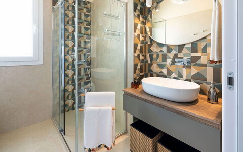 Villa Bruna: Interieur Ontwerp, Flooring, Badkamer, Loodgieterswerkinrichting, Verdieping, Verlichting, Meubilair, Tegel, Loodgieter, Huis