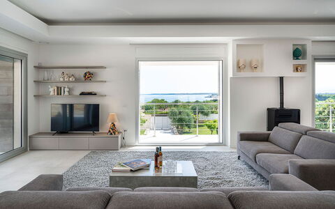 Villa Silvia: Meubilair, Interieur Ontwerp, Bankstel, Flooring, Woonkamer, Plafond, Verdieping, Kamer, Appartement, Televisie