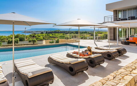 Villa Silvia: Zwembad, Buitenmeubels, Toevlucht, Ligstoel, Stoel, Schaduw, Paraplu, Eco Hotel, Villa, Patio