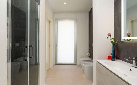 Villa Silvia: Badkamer, Flooring, Verdieping, Loodgieterswerkinrichting, Interieur Ontwerp, Muur, Toilet, Badkamerkast, Wastafel, Loodgieter