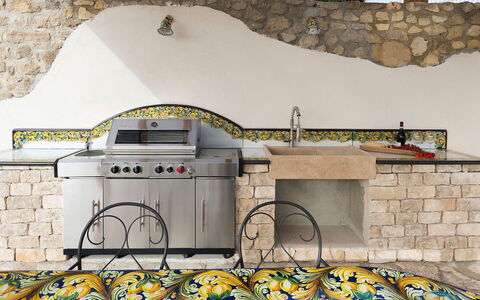 Villa Carousel: Flagstone, Tegel, Beton, Ontwerp, Keuken, Stenen Muur, Kamerplant, Backyard, Outdoor Structuur