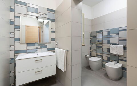 Villa Sea Star: Flooring, Interieur Ontwerp, Verdieping, Loodgieterswerkinrichting, Tegel, Badkamer, Toilet, Samengesteld Materiaal, Loodgieter, Wastafel