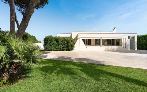Villa Sea Star: Facade, Huis, Architectuur, Woongebied, Landgoed, Herenhuis, Schaduw, Tuin, Landscaping, Villa