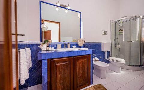 Casa Maurus: Blauw, Loodgieterswerkinrichting, Flooring, Interieur Ontwerp, Wastafel In De Badkamer, Badkamer, Wastafel, Verdieping, Kraan, Loodgieter