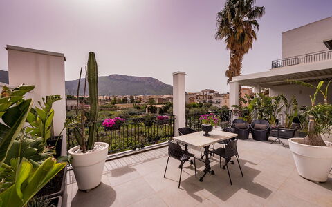 Casa Maurus: Meubilair, Huis, Stoel, Appartement, Balkon, Schaduw, Buitenmeubels, Toevlucht, Kamerplant
