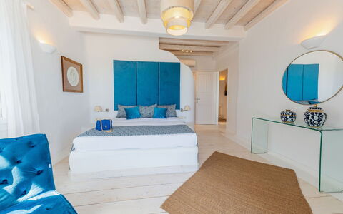 Seaside Villa: Blauw, Meubilair, Interieur Ontwerp, Slaapkamer, Bed, Flooring, Verdieping, Kamer, Linens, Verlichting