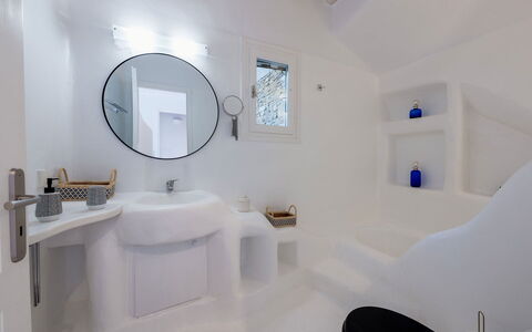 Seaside Villa: Muur, Architectuur, Huis, Interieur Ontwerp, Loodgieterswerkinrichting, Bad, Plafond, Badkamer, Ontwerp, Hotel