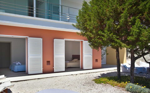 Villa Twilight: Buitenmeubels, Schaduw, Stoel, Home Deur, Beits, Balkon, Daylighting, Kamerplant