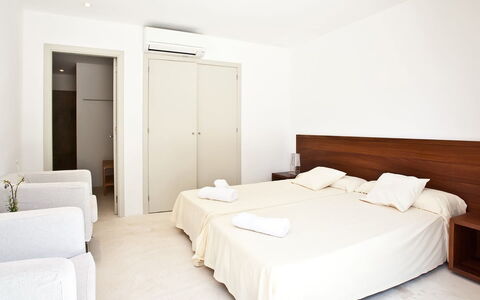 Villa Twilight: Flooring, Verdieping, Bed, Slaapkamer, Beits, Houten Vloer, Hardwood, Bedding, Laken, Gordijn