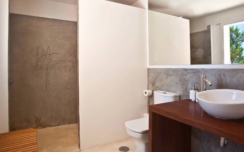 Villa Twilight: Badkamer, Flooring, Loodgieterswerkinrichting, Muur, Verdieping, Wastafel In De Badkamer, Wastafel, Hout, Wc Bril, Toilet