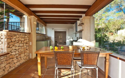 Villa Matarel: Meubilair, Interieur Ontwerp, Hout, Keuken, Countertop, Flooring, Stoel, Plafond, Tafel, Keuken En Eettafel
