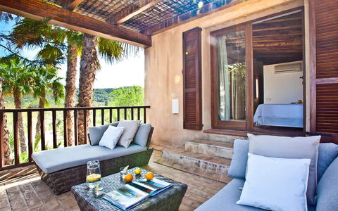 Villa Matarel: Meubilair, Hout, Verdieping, Buitenmeubels, Huis, Toevlucht, Stoel, Balkon, Veranda, Schaduw