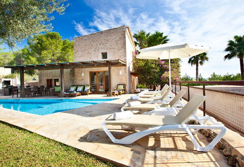 Villa Matarel: Zwembad, Buitenmeubels, Toevlucht, Ligstoel, Eco Hotel, Schaduw, Landgoed, Paraplu, Stoel, Villa