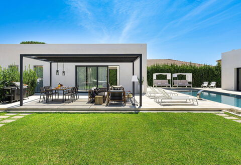 Villa la Isla: Buitenmeubels, Zwembad, Tuin, Schaduw, Landscaping, Landgoed, Binnenplaats, Toevlucht, Patio, Outdoor Structuur
