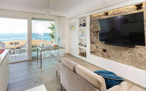 Casa Light Blu: Meubilair, Interieur Ontwerp, Flooring, Verdieping, Zee, Appartement, Kust, Kamer, Woonkamer, Oceaan