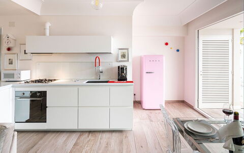Casa Light Blu: Toestel Van De Keuken, Keuken, Countertop, Interieur Ontwerp, Major Appliance, Flooring, Huishoudapparatuur, Cabinetry, Koelkast, Verdieping