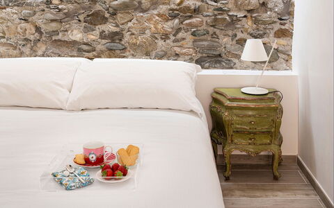 Casa Light Blu: Interieur Ontwerp, Meubilair, Verdieping, Flooring, Slaapkamer, Linens, Kamer, Bedding, Laken, Bed