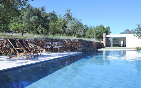 Villa Cave: Zwembad, Waterpartij, Schaduw, Landscaping, Buitenmeubels, Flagstone
