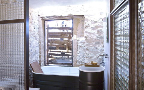 Villa Cave: Muur, Loodgieterswerkinrichting, Flooring, Badkamer, Interieur Ontwerp, Verlichting, Verdieping, Samengesteld Materiaal, Loodgieter, Bad