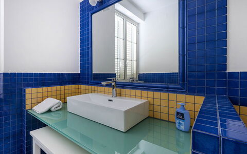 Mermaid Villa: Blauw, Loodgieterswerkinrichting, Interieur Ontwerp, Wastafel In De Badkamer, Flooring, Kraan, Badkamer, Tegel, Verdieping, Wastafel