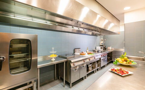 Relais Nike: Keuken, Toestel Van De Keuken, Countertop, Major Appliance, Verlichting, Fornuis, Voedsel, Fornuis, Plafond