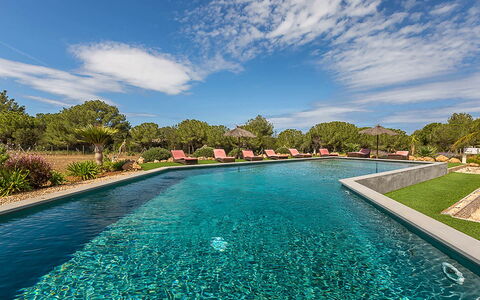 Villa Castiglioni: Blauw, Water, Zwembad, Tuin, Reflectie, Landscaping, Waterpartij, Toevlucht, Tropen, Vijver