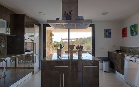 Villa Castiglioni: Meubilair, Keuken, Countertop, Toestel Van De Keuken, Cabinetry, Flooring, Interieur Ontwerp, Hout, Verdieping, Major Appliance