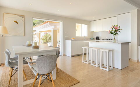 Villa Beleza: Meubilair, Flooring, Interieur Ontwerp, Verdieping, Hout, Keuken En Eettafel, Stoel, Tafel, Eetkamer, Countertop
