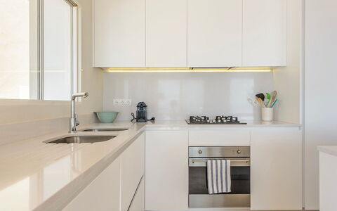 Villa Beleza: Keuken, Countertop, Toestel Van De Keuken, Interieur Ontwerp, Hout, Flooring, Major Appliance, Cabinetry, Verdieping, Kraan