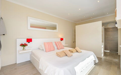 Villa Beleza: Meubilair, Bed, Interieur Ontwerp, Slaapkamer, Muur, Verdieping, Flooring, Hout, Kamer, Plafond