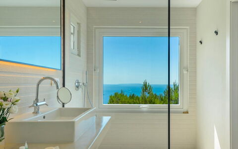 Villa Beleza: Interieur Ontwerp, Loodgieterswerkinrichting, Flooring, Verdieping, Verlichting, Glas, Badkamer, Plafond, Kraan, Loodgieter