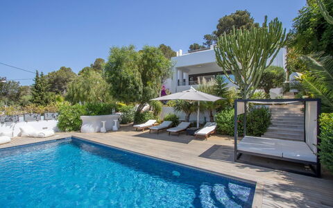 Villa Ilona: Zwembad, Toevlucht, Woongebied, Buitenmeubels, Landgoed, Schaduw, Eco Hotel, Paraplu, Landscaping, Ligstoel