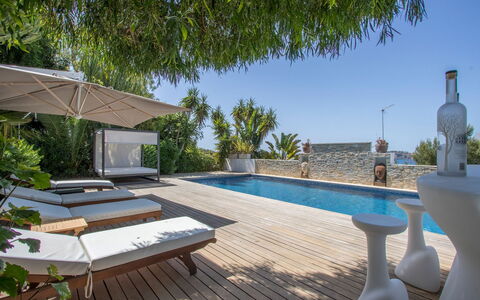 Villa Ilona: Zwembad, Buitenmeubels, Toevlucht, Meubilair, Ligstoel, Paraplu, Stoel, Eco Hotel, Schaduw, Landgoed