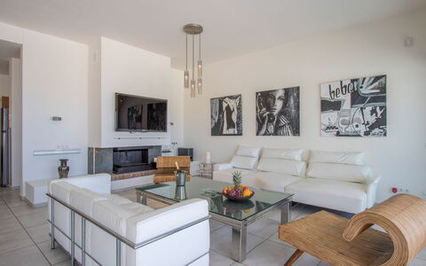 Villa Ilona: Meubilair, Interieur Ontwerp, Bankstel, Flooring, Verdieping, Woonkamer, Plafond, Kamer, Tafel, Huis