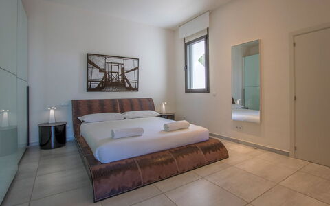 Villa Ilona: Bed, Interieur Ontwerp, Slaapkamer, Verdieping, Meubilair, Flooring, Bedding, Laken, Kamer, Hout
